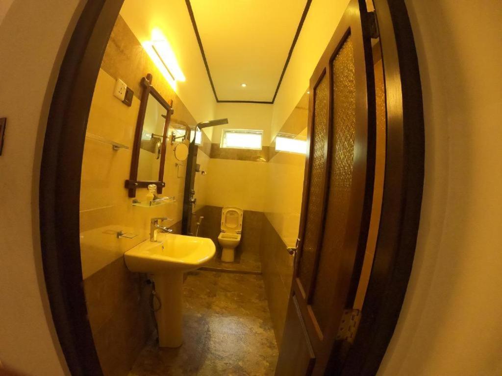 Oyo Kings Hotel Katunayaka Extérieur photo
